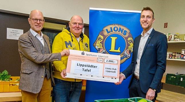 Lions-Präsident Peter Königkamp (r.) und Clubsekretär Norbert Loddenkemper (l.) überreichten einen symbolischen Scheck an Tafel-Leiter Willi Pieper.