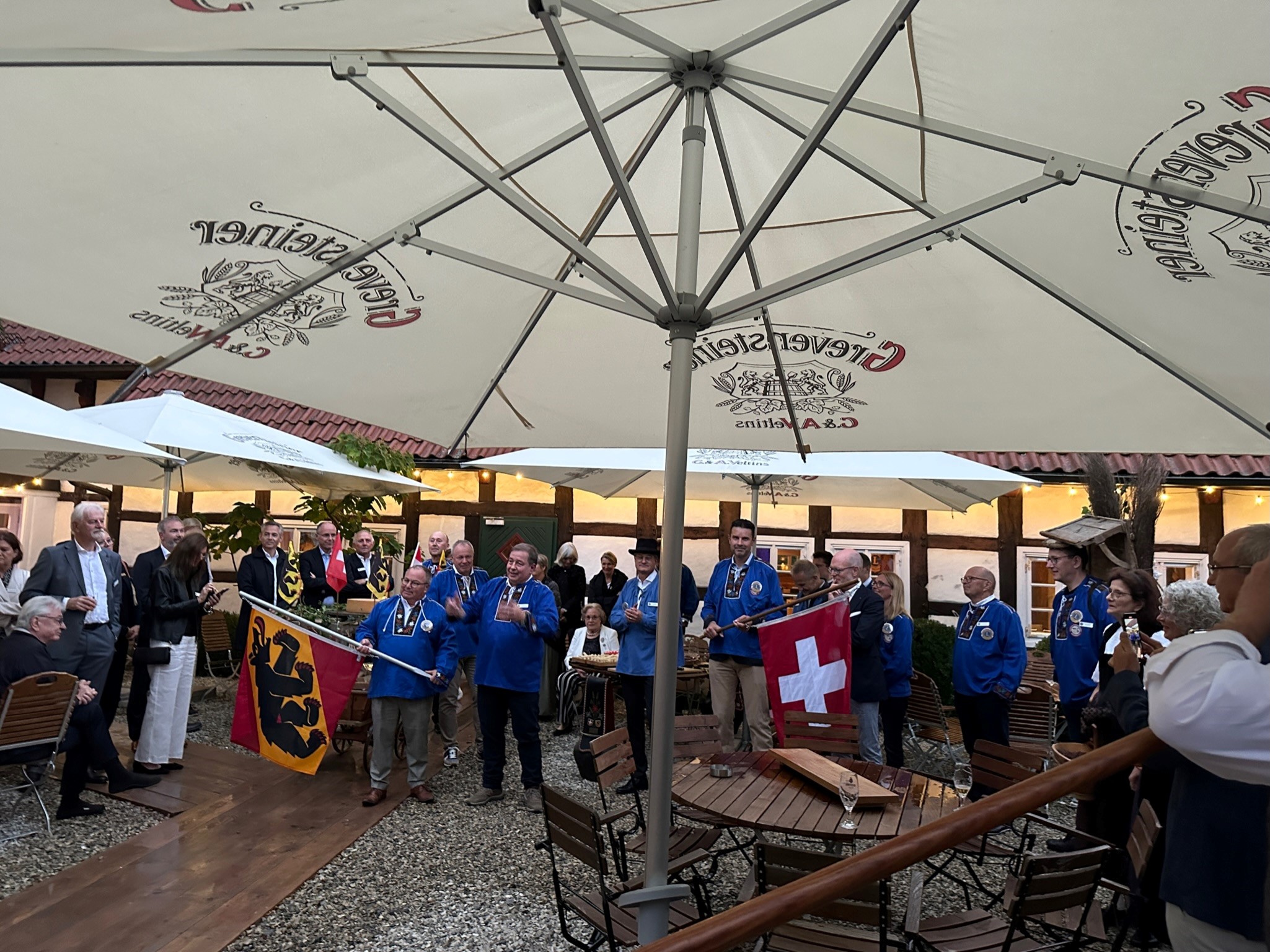 Die Schweizer Lions nach dem „Almabtrieb“ in traditionellen Kleidern