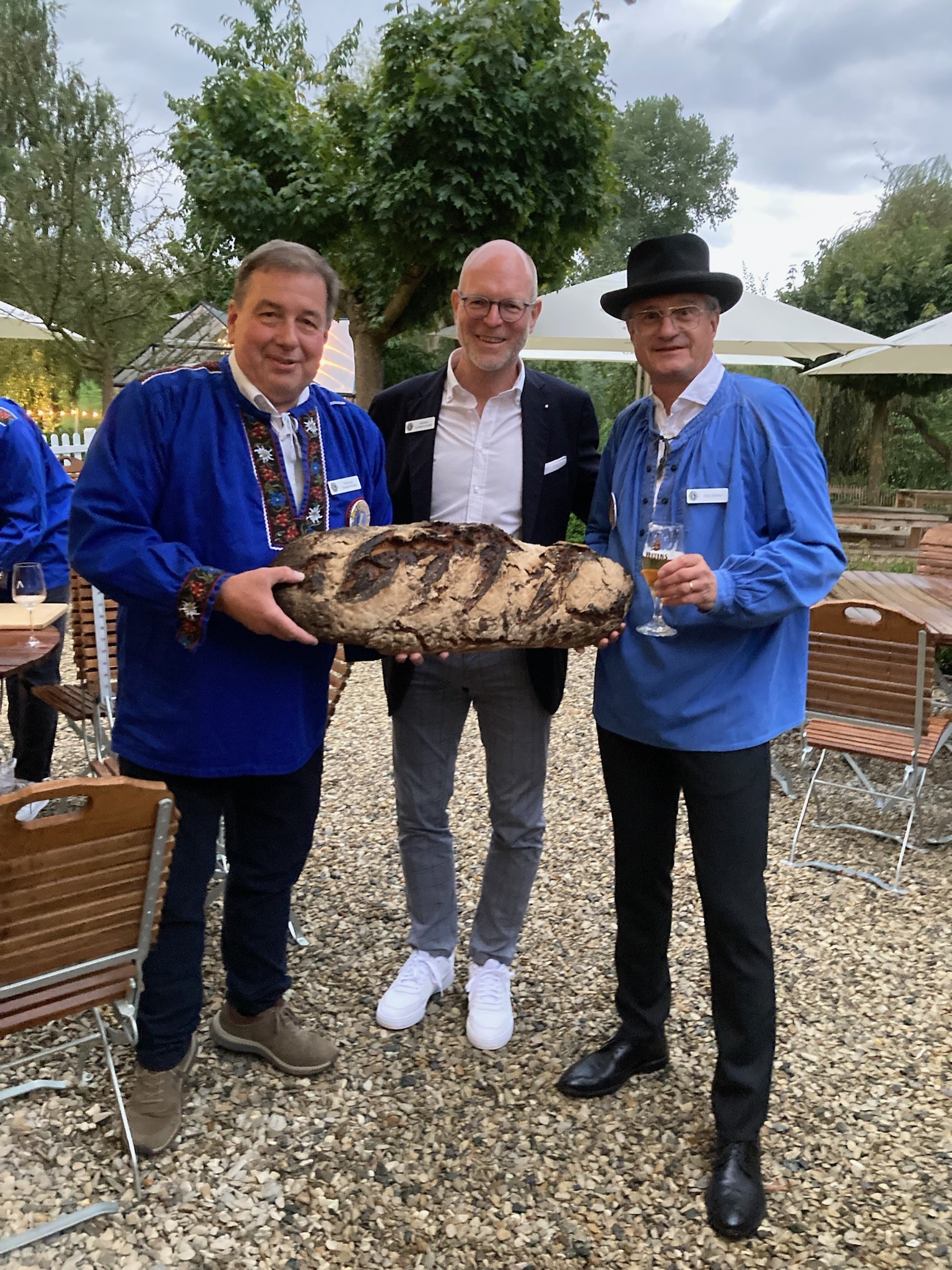 Die beiden Organisatoren, Fritz Steffen (Schweiz) und Norbert Loddenkemper (Lippstadt), präsentieren gemeinsam mit dem Präsidenten aus Herzogenbuchsee das „Lions-Brot“