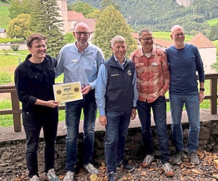 Scheckübergabe an das Kinderhospiz „allani“ (v.l.): die aktuellen Lionspräsidenten, die Jumelage-Beauftragten und Lions-Nationalpräsident Georges Torti.