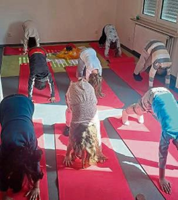 Die Schülerinnen und Schüler nutzen die neuen Yogamatten.